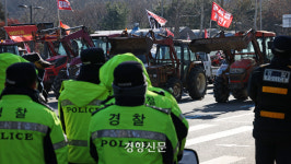 트랙터 전면 금지, 차벽 설치까지···경찰의 위법한 ‘남태령 시위’ 차단