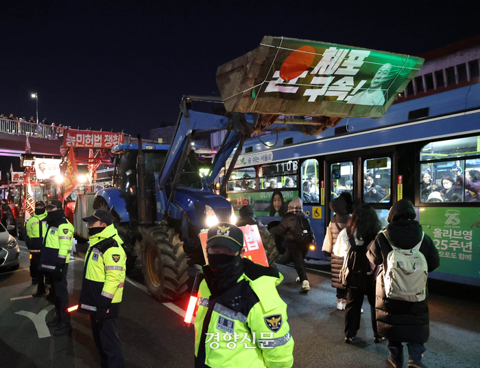 서울시장 오세훈, 트랙터 시위 강경 대응…남태령 고개서 시위 참가자 점검 및 시내 진입 불가능 선언
