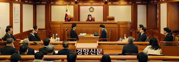 윤석열 대통령, 헌재 탄핵심판 3차 변론 참석 중 여성 경찰 폭행 체포
