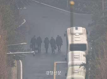 [속보] 경호처 직원들 관저 내에 대거 집결 중···정문에 10여명 윤석열 체포 저지