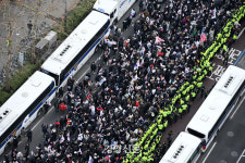 ‘윤 지지층 총결집’ 서울 5호선 애오개역 한때 무정차 통과