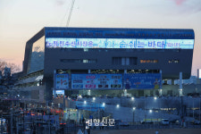 서로 손 잡고 오뚝이처럼···“보여줄 겁니다, 어시장 사람의 힘” [포토다큐]