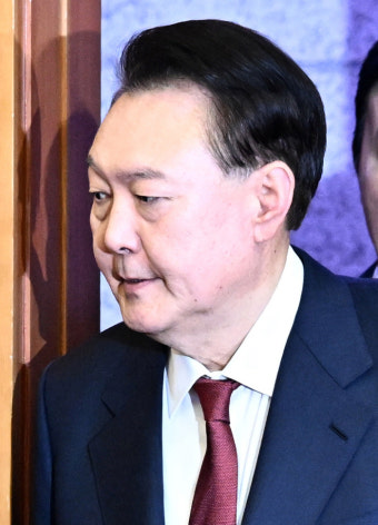 윤석열, 머리 단장하고 출석…수용자 신분 ‘특혜’ 논란