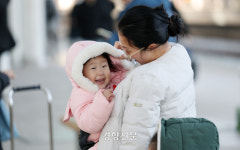 “명절만큼은 가족들과 즐겁게”…설레는 고향 가는 길 [정동길 옆 사진관]