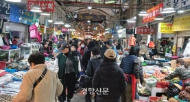 손님은 가격 묻고 “절반만 줘요” 상인들 “예년만 못해”[호남 대표시장 가보니]