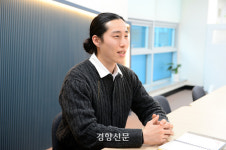 “저 총각입니다” 허리까지 머리 기른 MZ 공무원