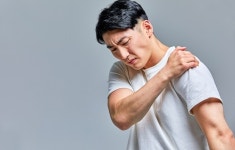 새집 이사에 청소까지··· 무리하다 어깨·무릎 통증 심해졌다면