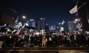 “검찰도 공범···또 어떤 비상식적 일이 일어날지” 윤석열 석방에 먹먹한 ‘탄핵 촉구’ 시민들
