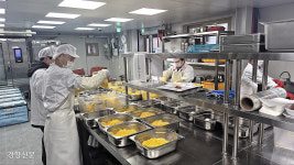 더 많은 어르신 대접하려 반찬공장 직접 세웠어요
