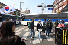 탄핵 선고 임박, 헌재 앞 ‘진공상태’ 준비 돌입…윤석열 ‘국민변호인단’ 천막 철수
