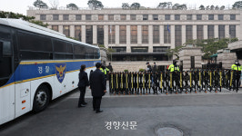 [속보]헌재 “병력 동원한 선관위 점검, 영장주의 위반·독립성 침해”