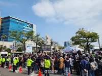[속보]파면 결정에 제주시청 거리 일제히 환호…폴짝 뛰고 눈물에 덩실덩실 춤까지