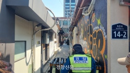 ‘파면’ 이후, 마침내 일상 되찾는 헌재 앞…여전한 차벽에 “아직은 불안”