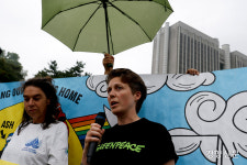 국내서 첫 재판 받은 그린피스 활동가들 “강력한 국제 플라스틱 협약 촉구한다” [현장 화보]