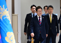 “웃으며 합시다”…이 대통령, 윤석열 정부 장관들과 첫 국무회의