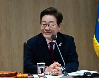 김밥 식사하며 회의하는 이재명 대통령 [현장 화보]
