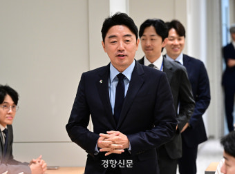 대통령실 “강훈식 비서실장, 과로로 쓰러진 직원 병문안”