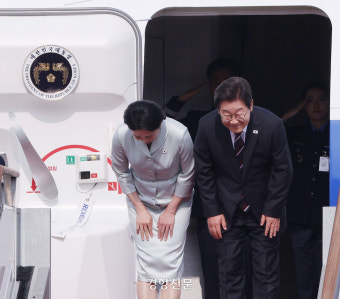‘정상외교 데뷔’ 이재명 대통령, 부인 김혜경 여사와 공군 1호기에 올라 캐나다로 출발 [현장 화보]