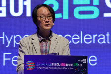 “AI에 결정을 내맡긴다면, 인간 지능은 퇴화”[2025 경향포럼]