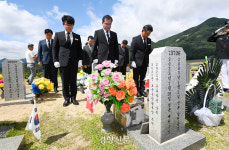 “임성근, 이 안타까운 죽음에 가장 밀접”···수사 하루 전 채상병 묘소 참배한 ‘순직해병 특검’ [현장 화보]