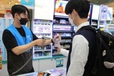 GS25·CU 편의점, 서울 급식카드 이용 아동에 생수 제공