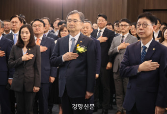 조현 외교장관, 그간 외교부 과오에 “진심으로 사과…지시 따른 직원에 안쓰러운 마음”