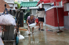 우산이 무용지물, 폭우 내린 수도권 [현장 화보]