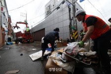 우산이 무용지물, 폭우 내린 수도권 [현장 화보]