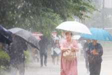 우산이 무용지물, 폭우 내린 수도권 [현장 화보]