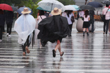 우산이 무용지물, 폭우 내린 수도권 [현장 화보]