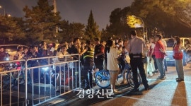 톈안먼 인근 지하철 안 서고 집에 가는 길 신분증 검사…베이징 본격 ‘열병식 모드’