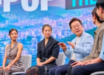 ‘케데헌’ 감독 만난 이 대통령 “호랑이 ‘더피’의 해학은 우리의 힘”