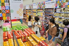 국가대표 ‘핫플’ 더현대·올리브영·롯데마트 “유커를 잡아라”