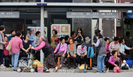 자식 손주 기다리는 어르신들 웃음꽃 만발한 순천 ‘아랫장’ 풍경 [정동길 옆 사진관]
