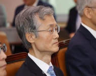 [속보]조희대, 법사위 국감 ‘이석’ 못하고 출석 중 … 추미애 “참고인으로 질의 들어달라”