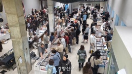 들으려고? 아니, 소유하려고!···턴테이블 없어도 산다, ‘굿즈’로 부활한 바이닐