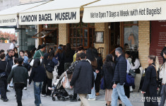 런던베이글뮤지엄 산재 신청 취하…노동부 “근로감독 계속 할 것”