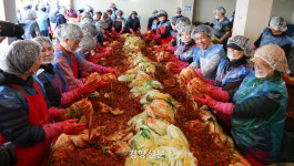 사랑의 김장나누기 참여한 서강석 송파구청장과 시민들