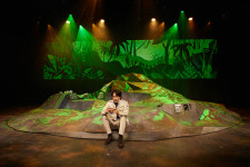 달까지 가서 발자국을 남기지 못한 ‘가장 외로운 남자’를 1인극 뮤지컬으로…‘비하인드 더 문’