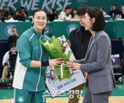 ‘601경기 새 역사’ 김정은…“600경기 임영희 언니 덕분”