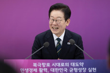 이 대통령 “업무보고, 제 아내도 ‘칭찬해야지 지적하면 되느냐’고 야단”