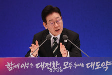 이 대통령 “주거용 집 5채? 안 돼”···‘보유세’엔 선 그었지만 ‘다주택자 규제’ 강조