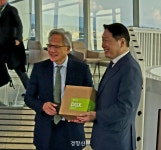 깐부회동 못했던 최태원, 석 달 만에 미국서 젠슨 황과 ‘99치킨 회동’