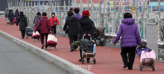 삼육지물건재 | ‘새벽 배송’ 시대에 닷새 기다려 물건 사기···오일장은 건재하다 [정동길 옆 사진관]