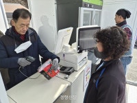 “선물보따리 싣고 왔어요” 평균 85세 경로당 찾은 ‘이동형 편의점’