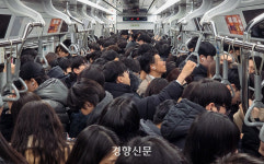 하루 200만명 탔다, 서울 지하철 2호선···승하차 인원 가장 많은 역은 ‘이곳’