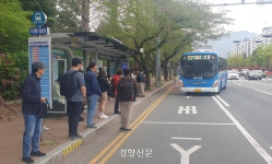 지하철 없는데 차량 부제 겹친 ‘100만 대도시’···버스 정류장마다 ‘환승지옥’[현장]
