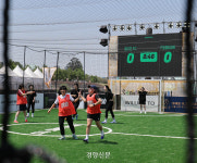 한강 위에 뜬 ‘꿈의 운동장’···연휴에 강바람 맞으며 ‘풋살 한게임!’ [정동길 옆 사진관]