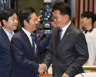 민주당 의총서 ‘정청래 사퇴’ 요구 분출…정 대표 “단결” 강조