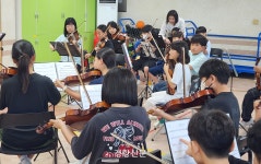 여수 앞바다 외딴 섬, 전교생 29명이 빚어내는 ‘환희의 송가’